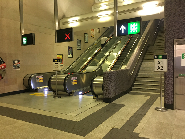 西營盤駅通路